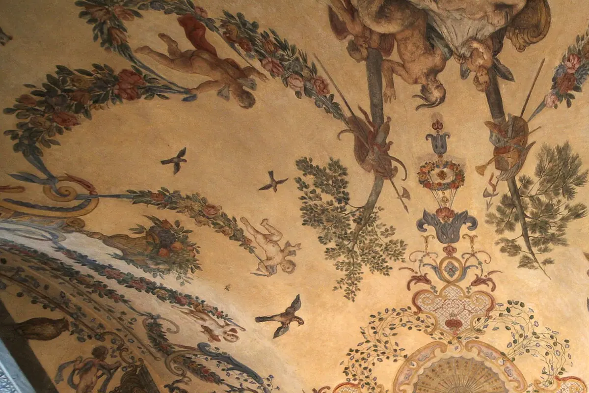 Painted garlands, birds and cherubs on a vault of the Sala Terrena, with a hanging wreath and a fan-shaped medallion.